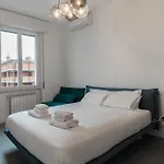 Apt24 - Modern Apartment With Balcony